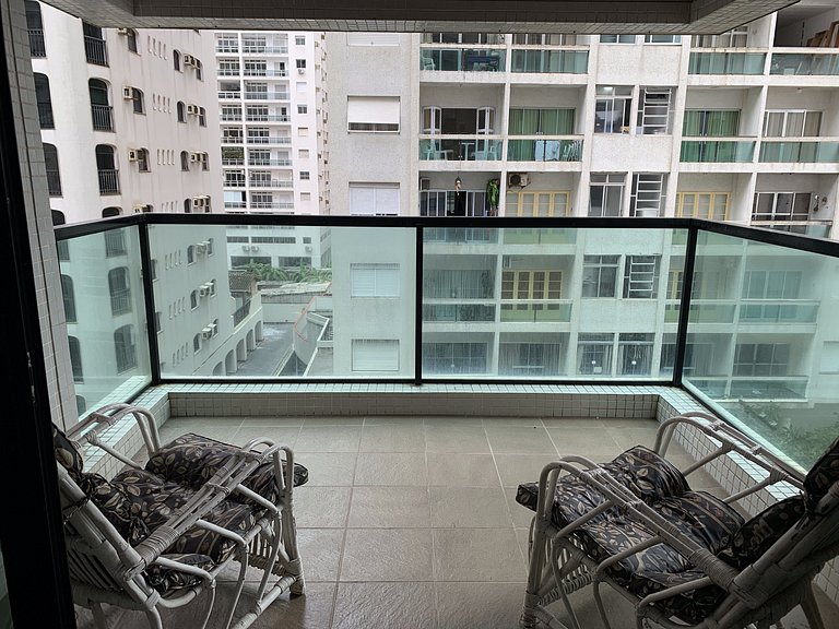Amplo apt. no Guarujá, à 50m da Praia, com 2 vaga