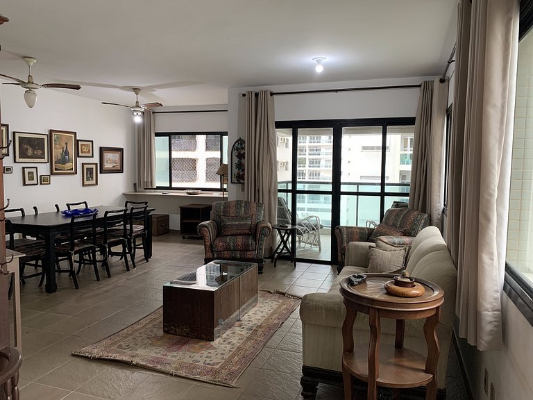 Amplo apt. no Guarujá, à 50m da Praia, com 2 vaga