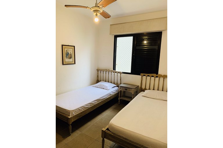 Amplo apt. no Guarujá, à 50m da Praia, com 2 vaga