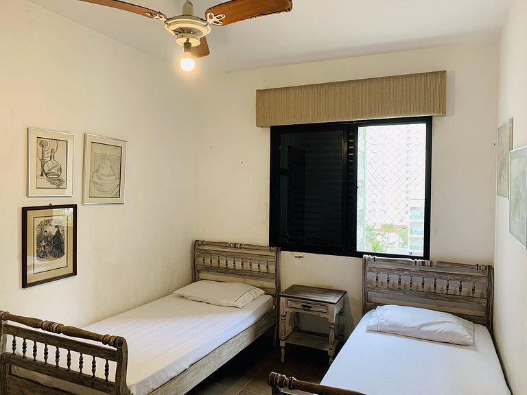 Amplo apt. no Guarujá, à 50m da Praia, com 2 vaga