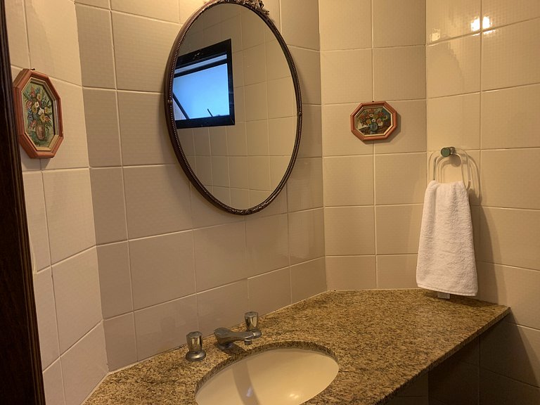 Amplo apt. no Guarujá, à 50m da Praia, com 2 vaga