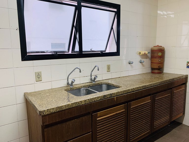 Amplo apt. no Guarujá, à 50m da Praia, com 2 vaga