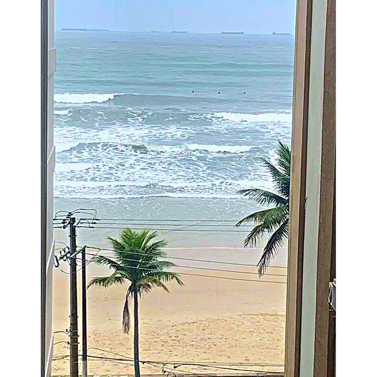 Amplo apt. no Guarujá, à 50m da Praia, com 2 vaga