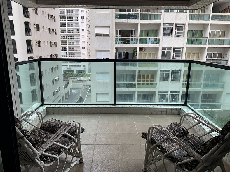 Amplo apartamento no Guarujá 50m da Praia de Pitangueiras, c