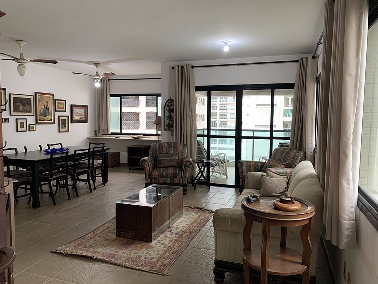 Amplo apartamento no Guarujá, à 50m da Praia de Pitangueiras